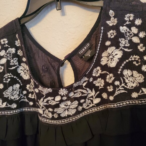TORRID Women's Cold Shoulder Blouse Black/ White  Embroidered Flowers Size 4. - Picture 6 of 10